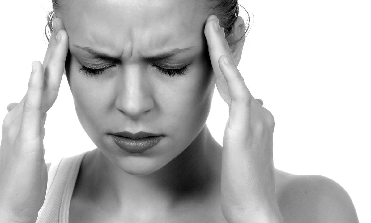 Migraine-Hoofdpijn-Vrouw-Is-er-een-relatie-tussen-voeding-en-migraine.